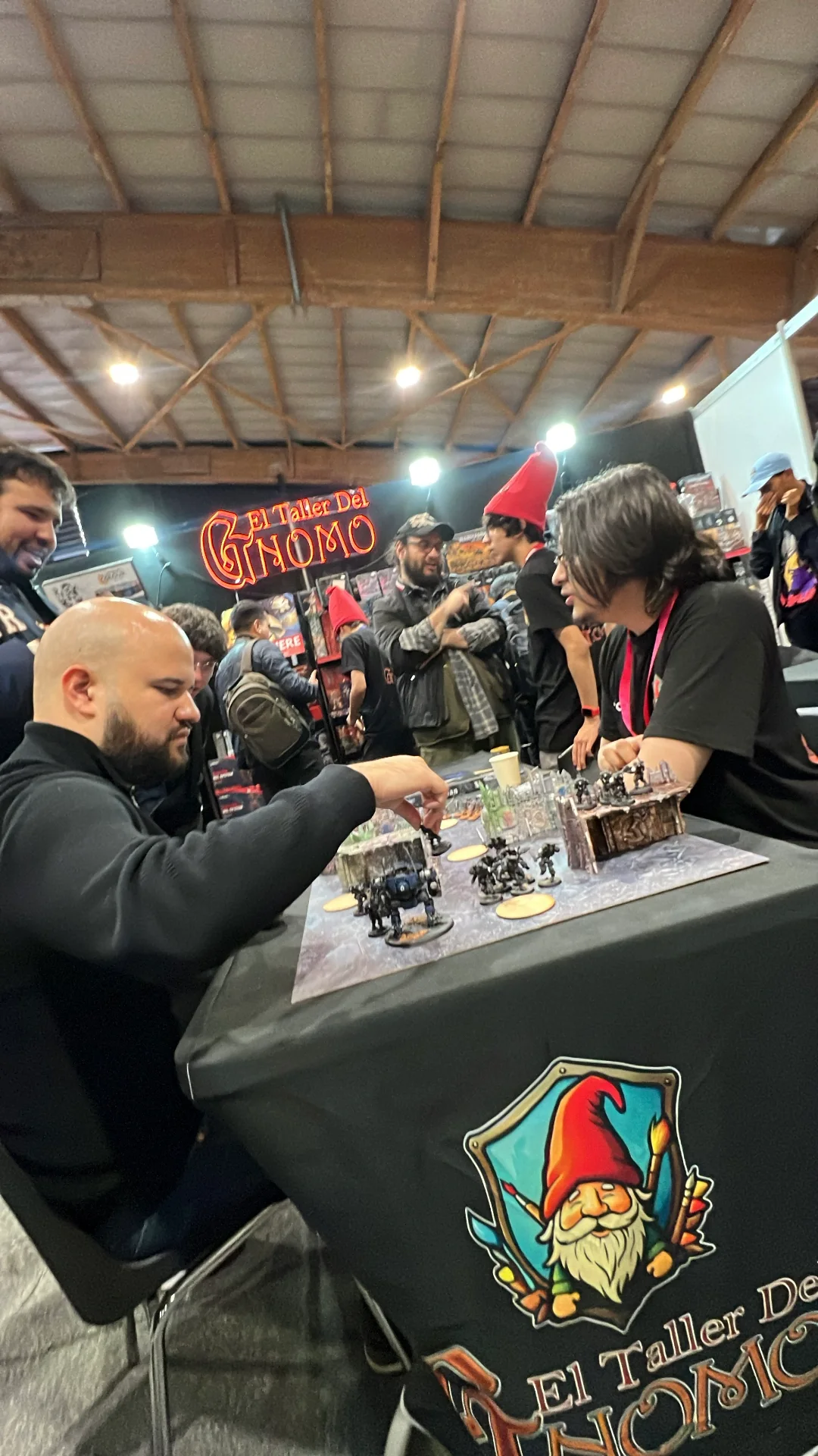 Jornada de wargames con jugadores y miniaturas