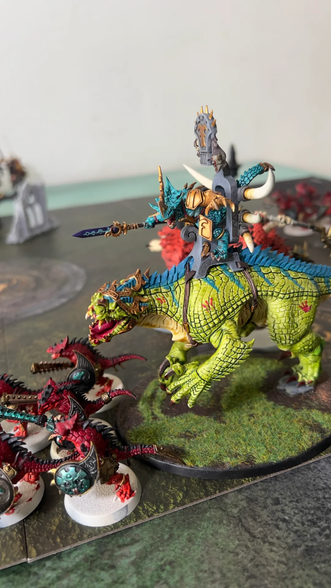 Miniaturas y escenografía sobre una mesa